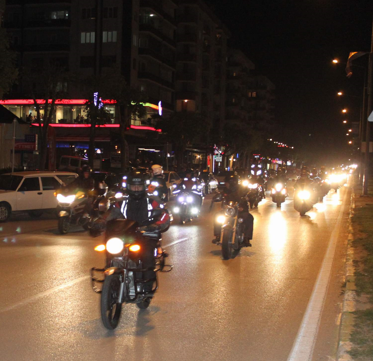 Bursa\'da 300 Motosikletli Bayraklarla Şehir Merkezinde Konvoy Yaptı