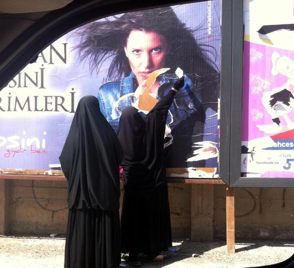 Çarşaflı Kadın Reklam Afişini Böyle Yırttı