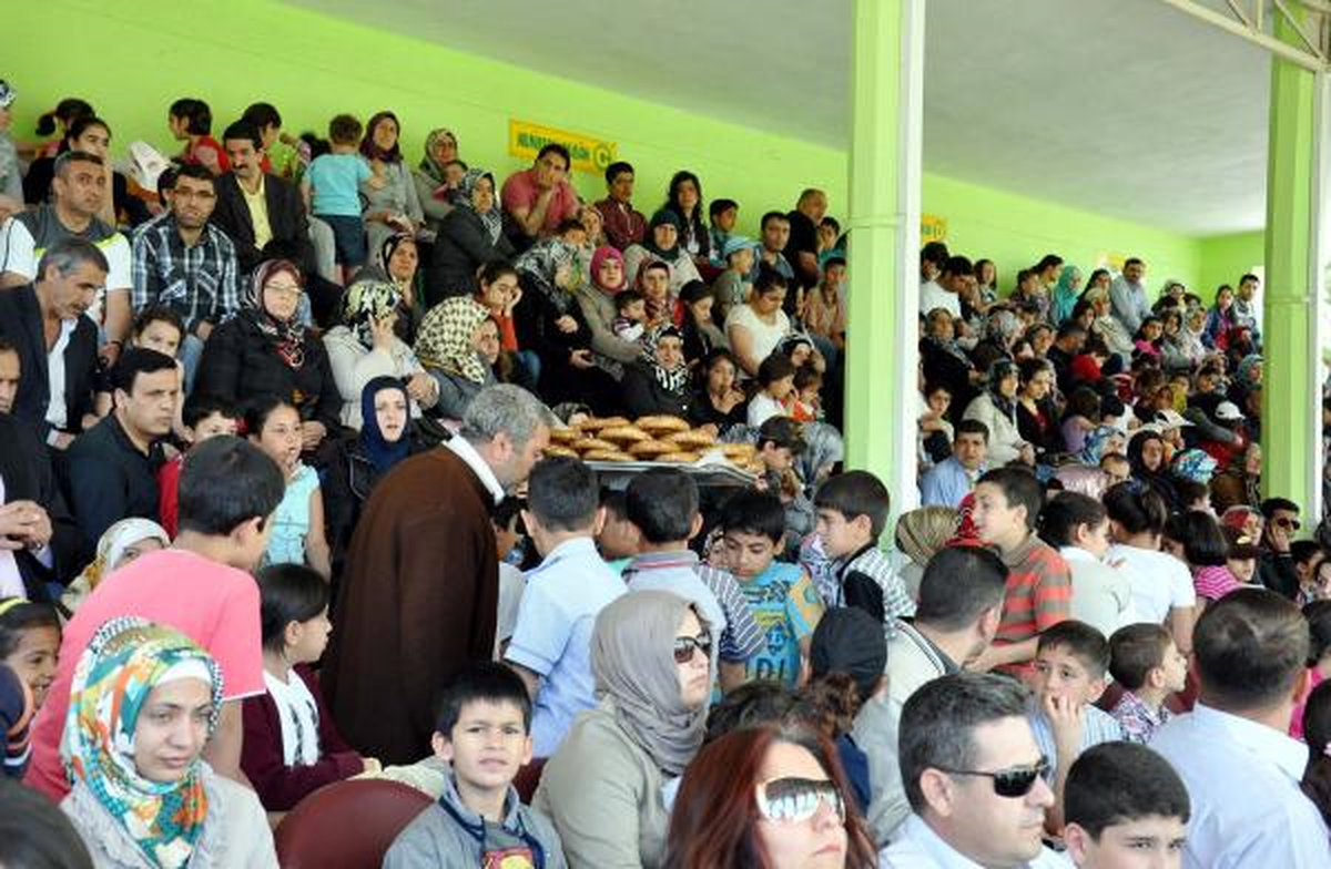 Çocuk Bayramında Simit Satan Küçük Yusuf: Eğlenmek İsterdim Ama Para Kazanmalıyım
