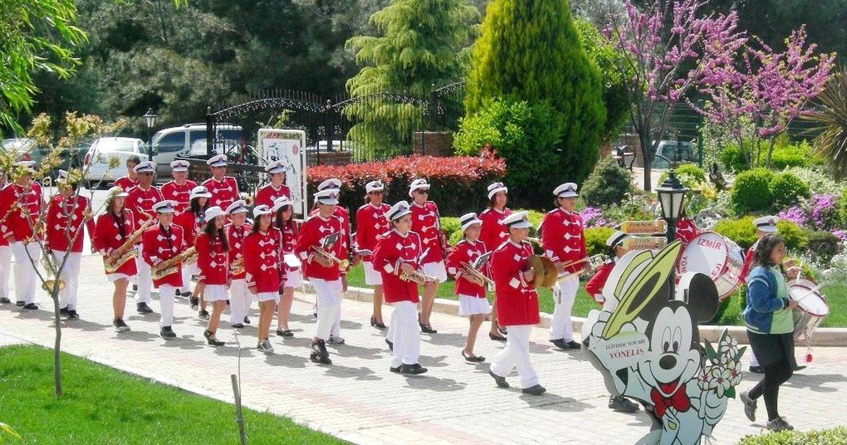Çocuklardan Demokrasi Andı ve Barış Çağrısı