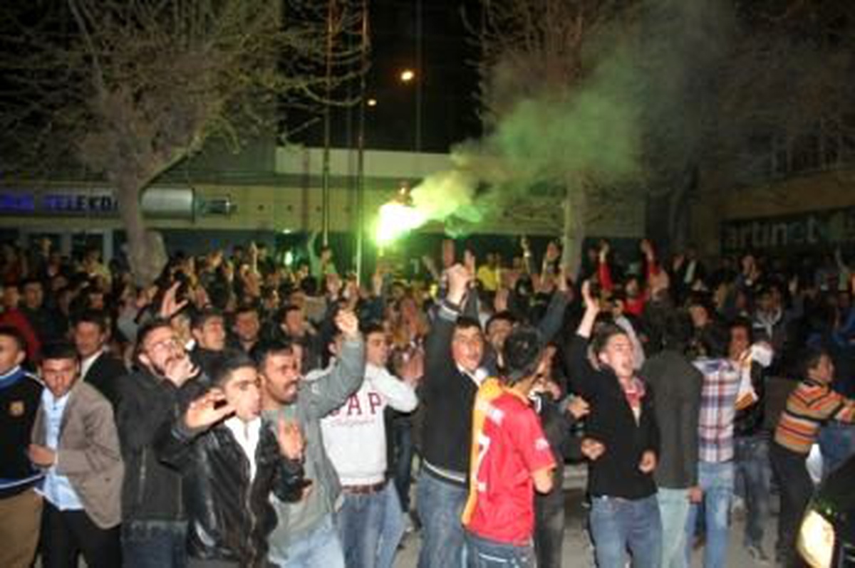 Derbi Sonrası Taksim Meydanı\'nda Olaylar Çıktı