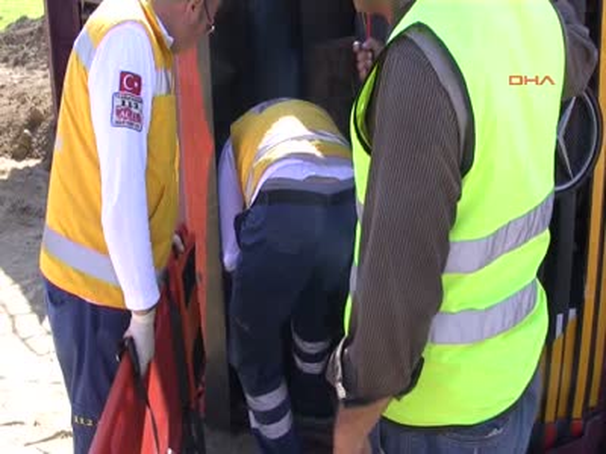Kamyonda Sıkışan Şoför Zor Kurtarıldı