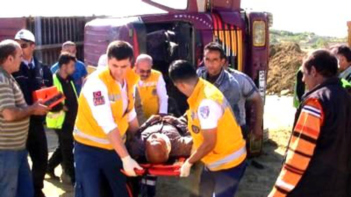 Devrilen Kamyonda Sıkışan Şoför Yaralandı