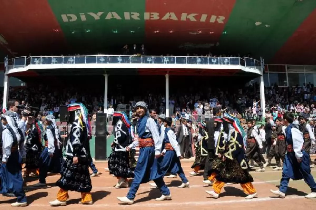 Diyarbakır\'daki 23 Nisan Törenlerinde \'Hasta Sıempre\' Sürprizi