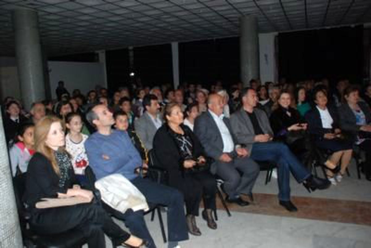 "Entrikalı Dolap Komedyası" Didimlilerin Beğenisine Sunuldu