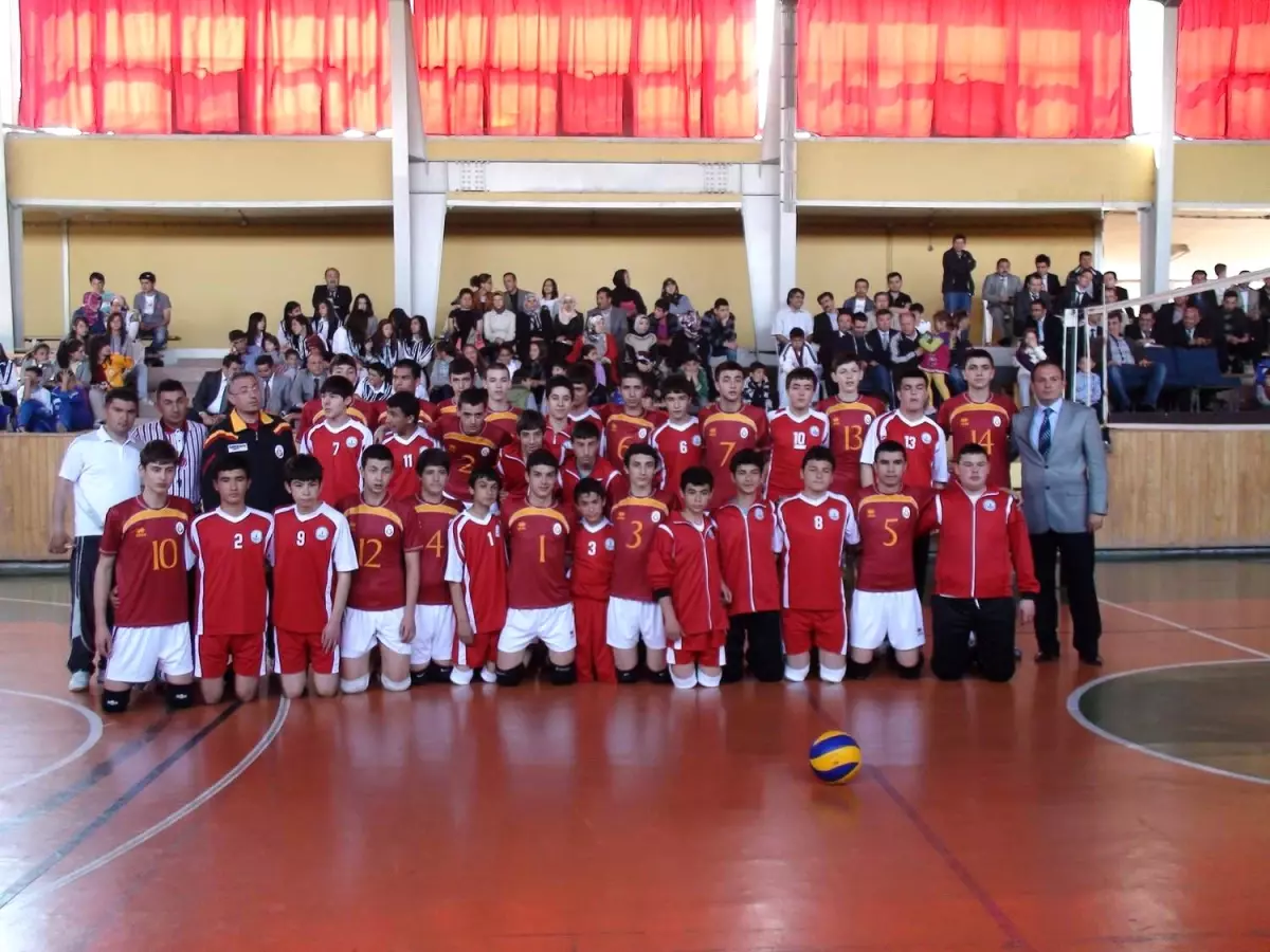 Galatasaray Voleybol Altyapı Takımı Gediz'de Dostluk Maçı Yaptı