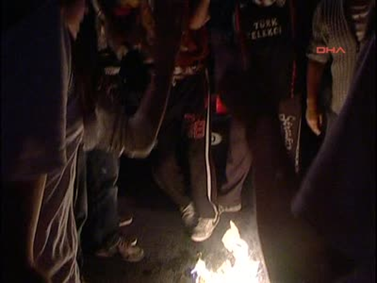 Galatasaraylı Taraftarlar, Florya\'da Takımlarına Destek Verdi