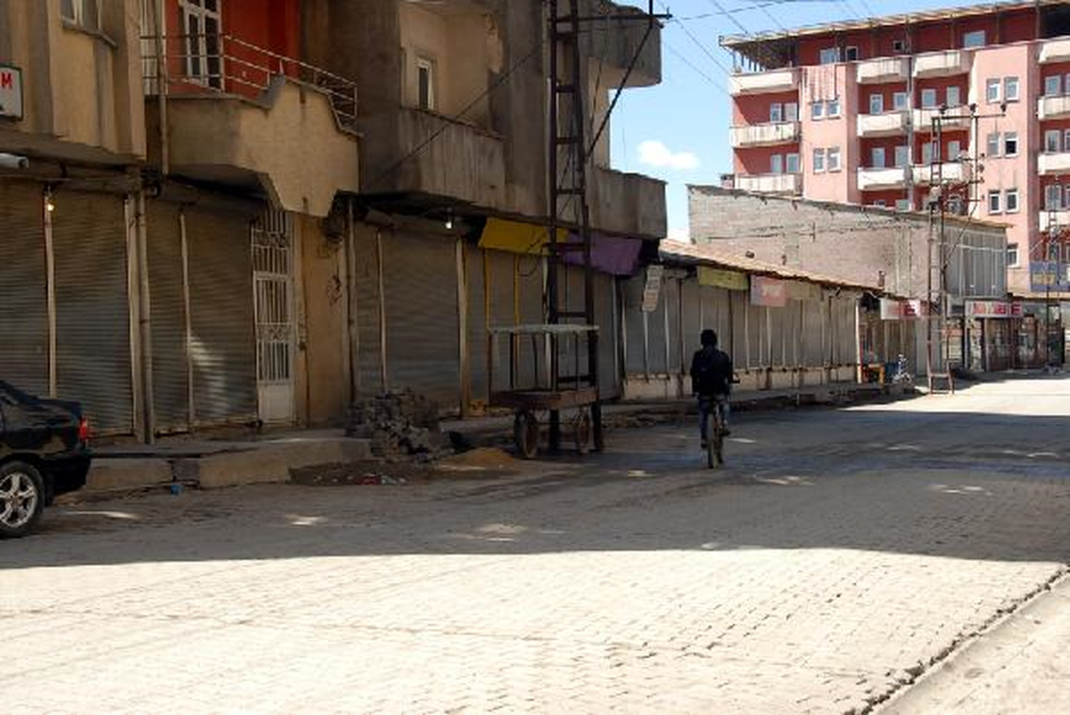 Hakkari\'de Kepenkler İndirildi