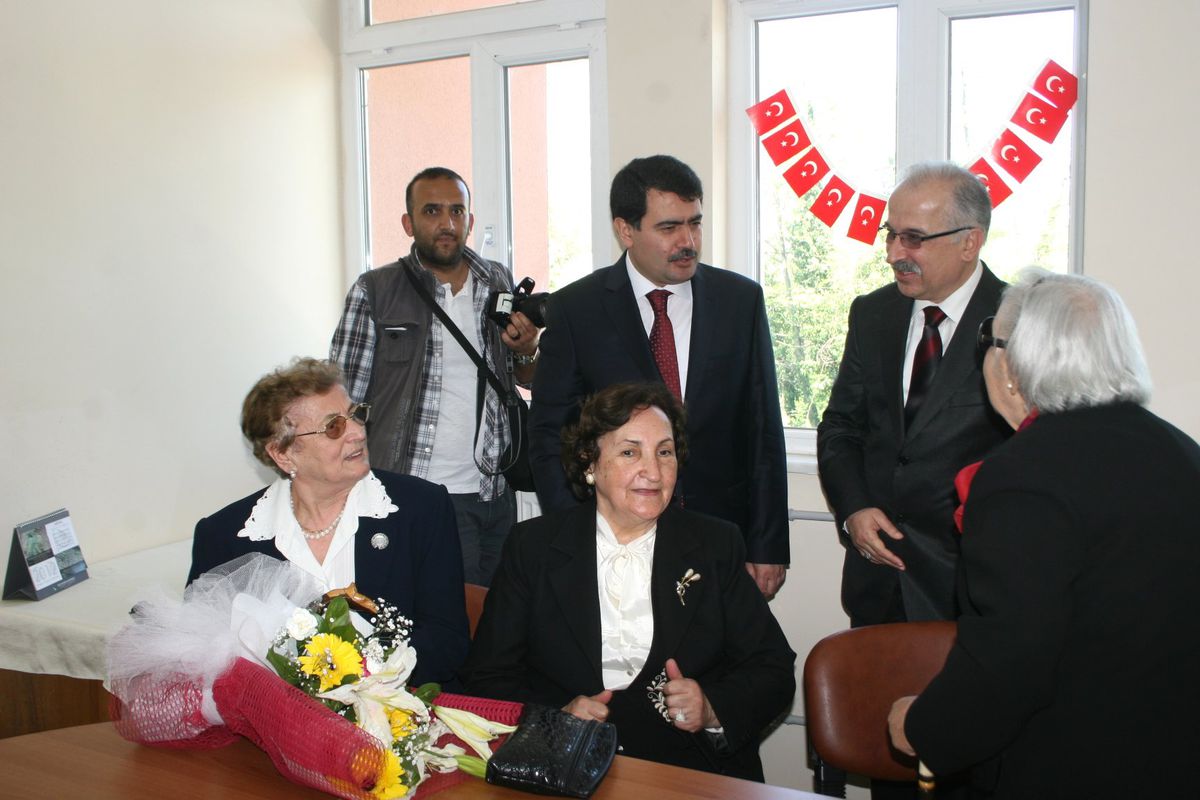 Hayırsever Nursel Demirel\'e Plaket