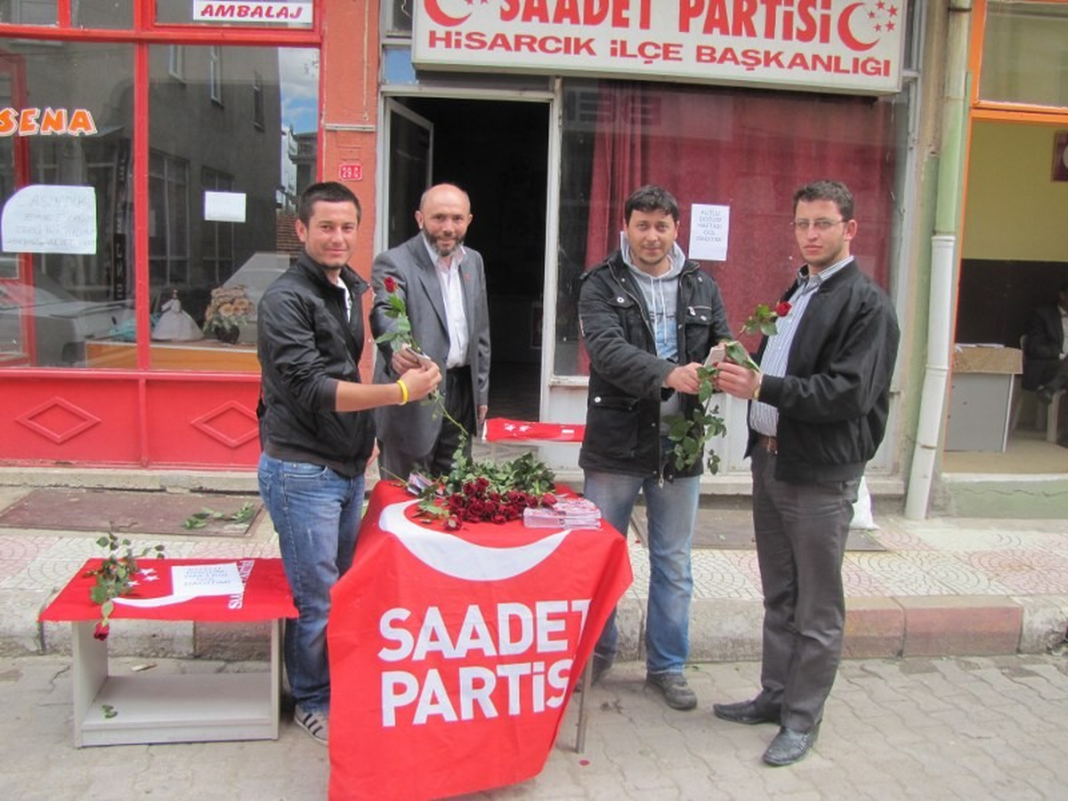 Hisarcık'ta Saadet Partisi İlçe Teşkilatı Gül Dağıttı