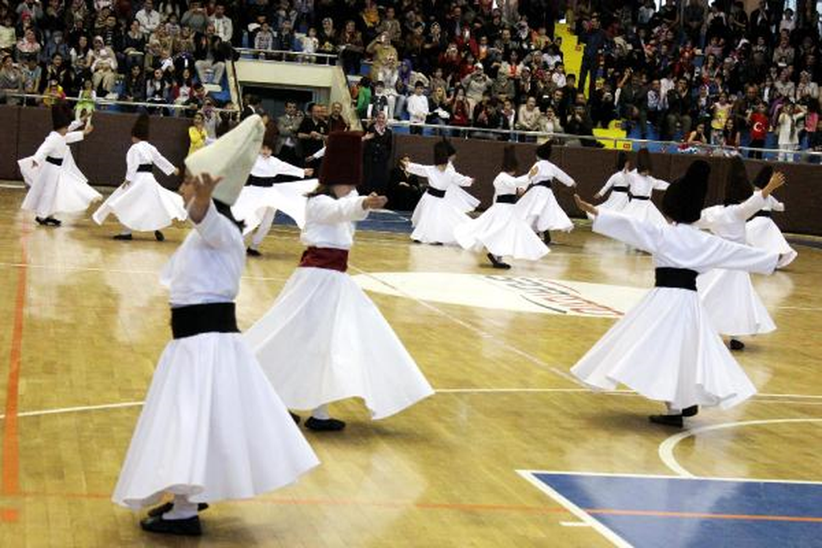 İlköğretim Öğrencilerinden Nefes Kesen Sema Gösterisi