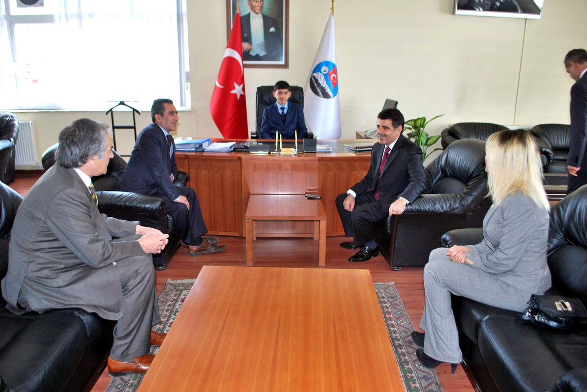 Kars Belediye Başkanı Nevzat Bozkuş\'un Koltuğuna İlköğretim Okulu Öğrencisi Oturdu