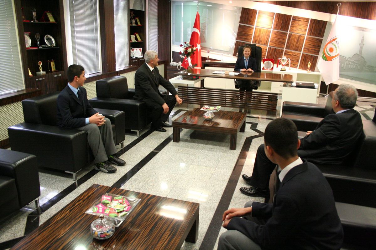 Koltuğa Oturdu, Okulunu Boyatmak İstedi