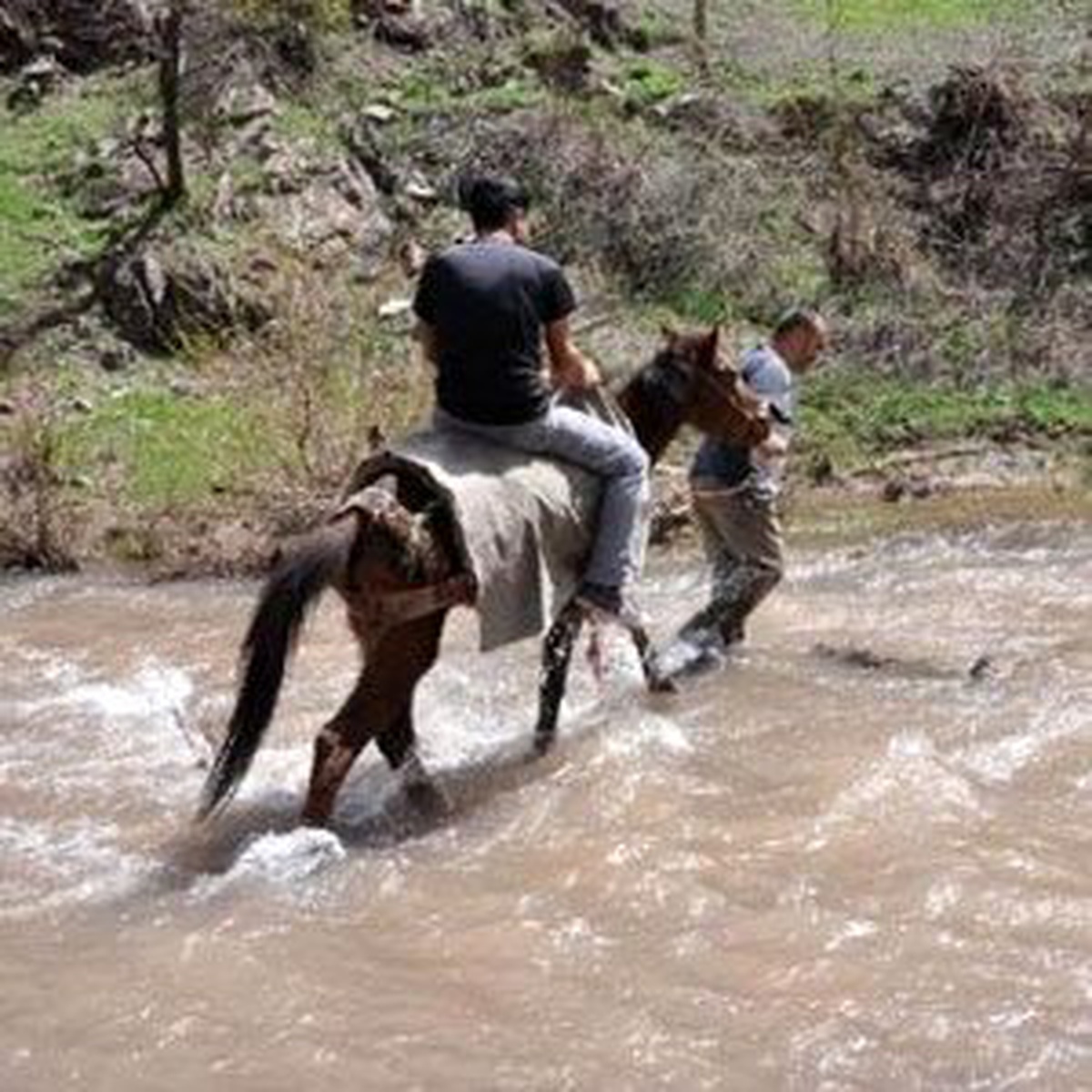 Köprüsü Olmayan Köyde Sırtta Taşımalı Ulaşım