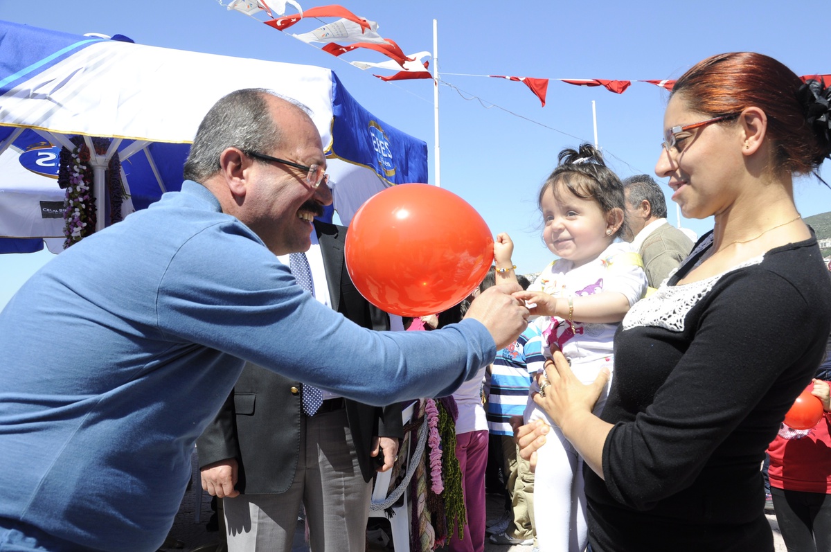 Kuşadası\'nda Belediyeden Çocuklara Bayrak ve Balon