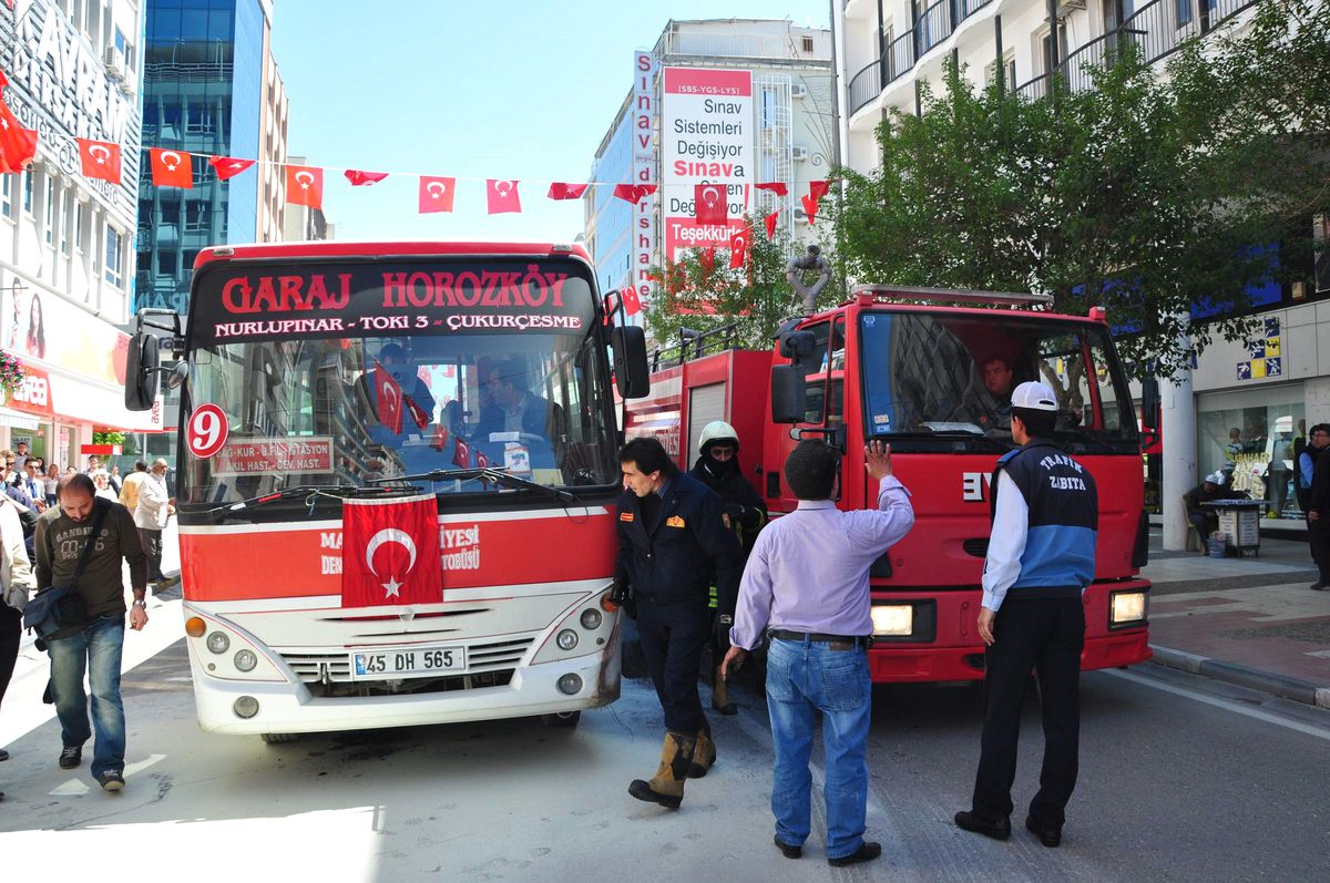 Manisa\'da Halk Otobüsü Alev Aldı