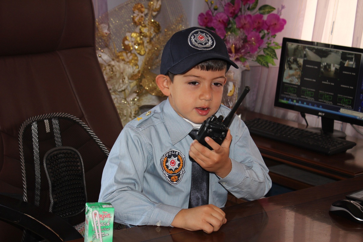 Minik Emniyet Müdürü'nün İlk İcraatı Motosiklet Sürücülerine Kask Taktırmak Oldu