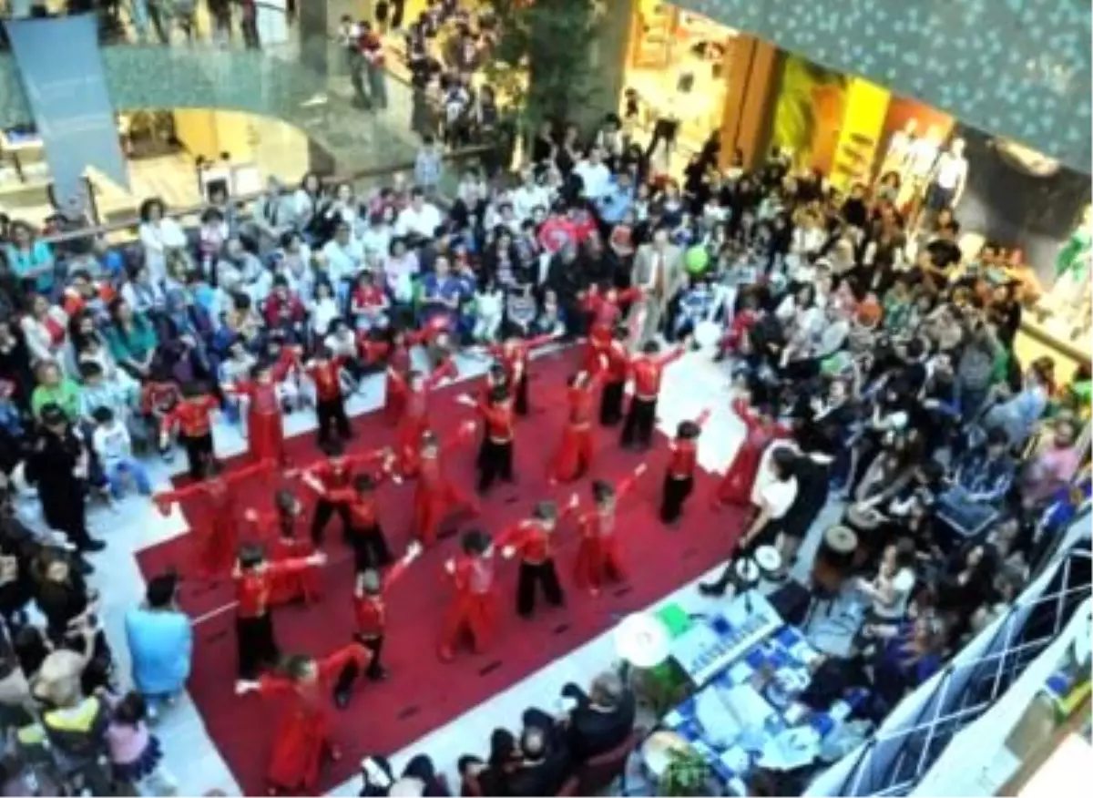 Minik Öğrencilerin 23 Nisan Sergisi