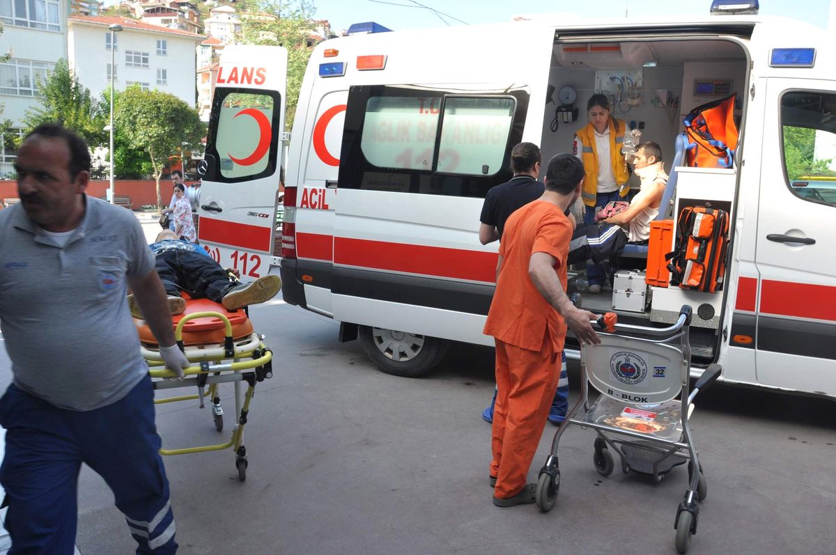 Otomobil Şarampole Yuvarlandı: 4 Yaralı