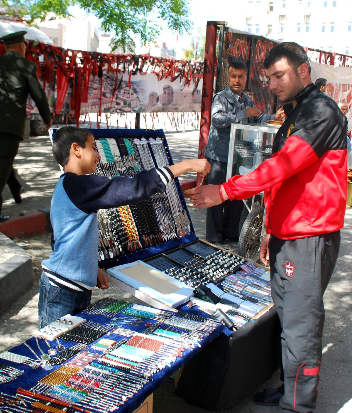 (Özel Haber) Arkadaşları Eğlenirken Onlar Çalıştılar