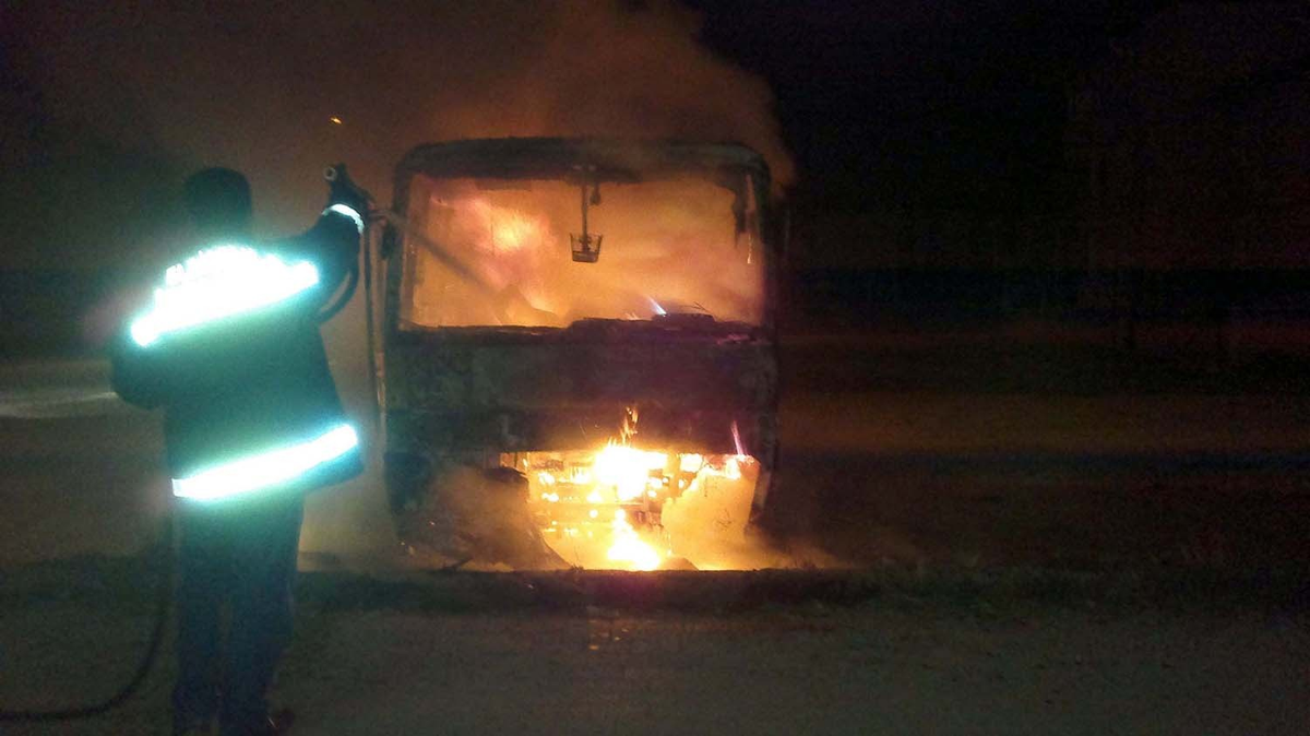 Park Halindeki Otobüs Kundaklandı