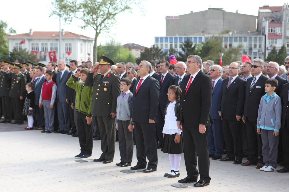 Sakarya\'da 23 Nisan, Kent Meydanında Düzenlenen Törenle Kutlandı