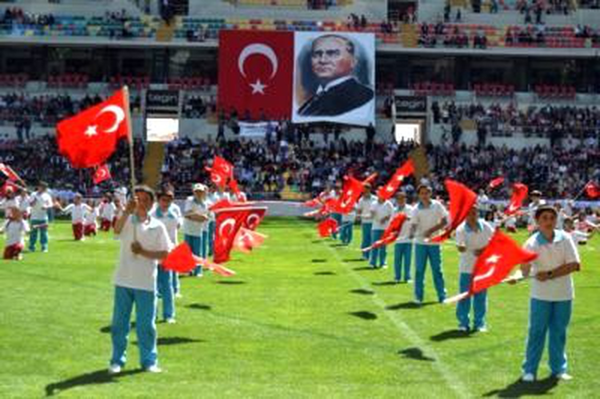 Sıcağa Dayanamayan Öğrenciler Baygınlık Geçirdi