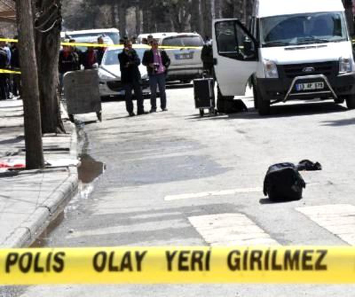 Şüpheli Çantadan Kıyafet Çıktı