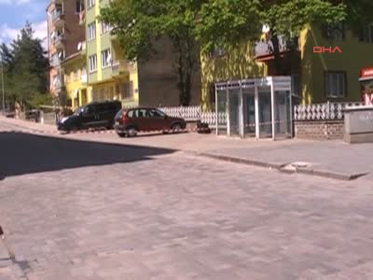 Şüpheli Valizden Dini İçerikli Kitap Çıktı Uşak\'ta, Ankesörlü Telefon Kabinlerinin Yanına Bırakılan...