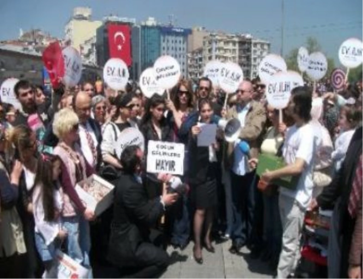Taksim\'de "Çocuktan Gelin Olmaz" Eylemi