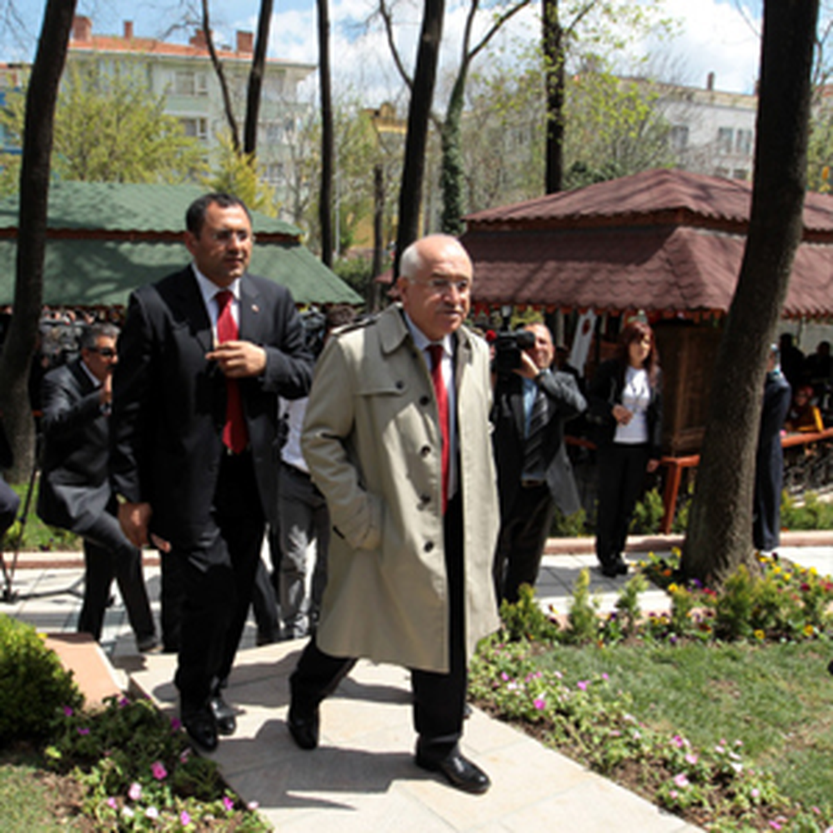 TBMM Başkanı Çiçek, Bahçe Lokantası'nı Açtı