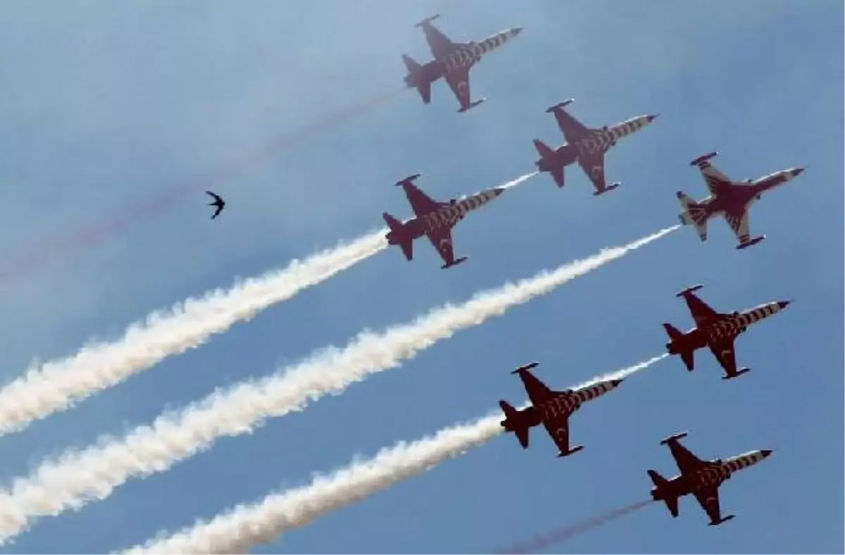 Türk Yıldızları\'nın Muğla Semalarındaki Gösterisi Nefes Kesti