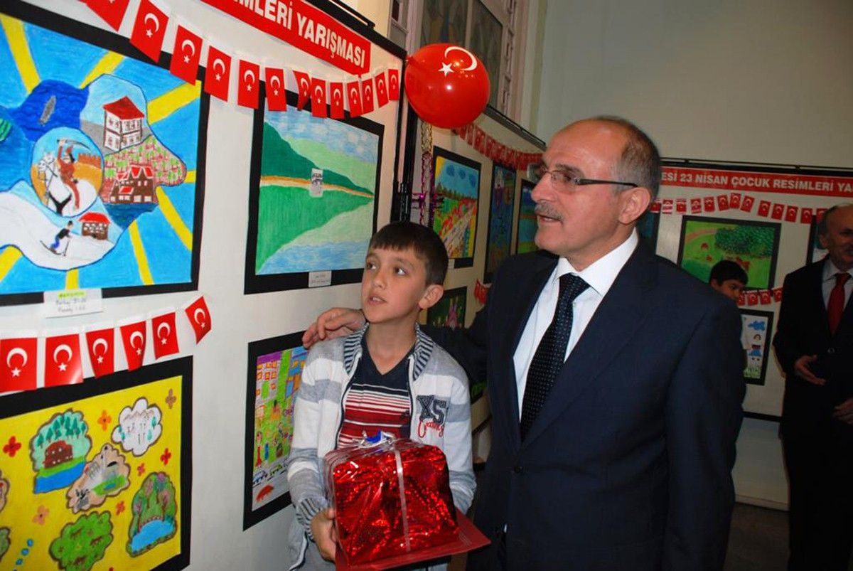Vali Öğrencilerin Resim Sergisini Gezdi