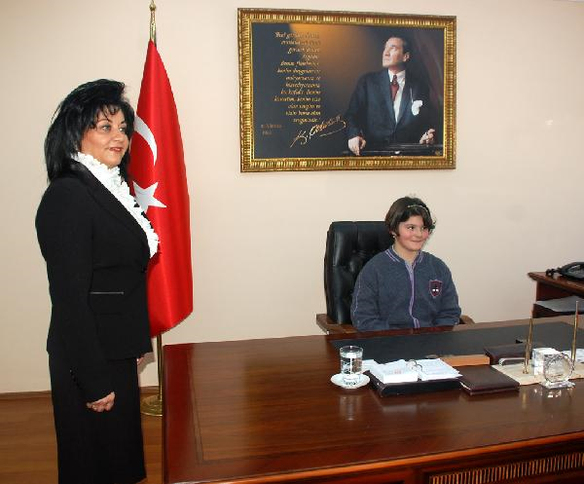 Yalova'nın Kız Valisi, 'Kız Öğrenciler İçin Ne Yapıyorsunuz?' Diye Sordu