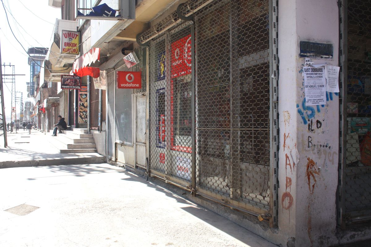 Yüksekova\'da Kepenkler Açılmadı