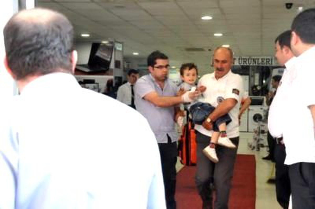 4 Yaşındaki Çocuk Yürüyen Merdivene Kolunu Kaptırdı