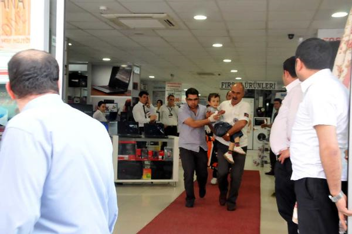 4 Yaşındaki Erdem\'in Kolu Yürüyen Merdivene Sıkıştı