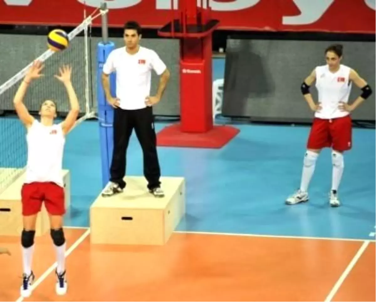 A Milli Bayan Voleybol Takımı'nda Olimpiyat Elemeleri Hazırlıkları Sürüyor