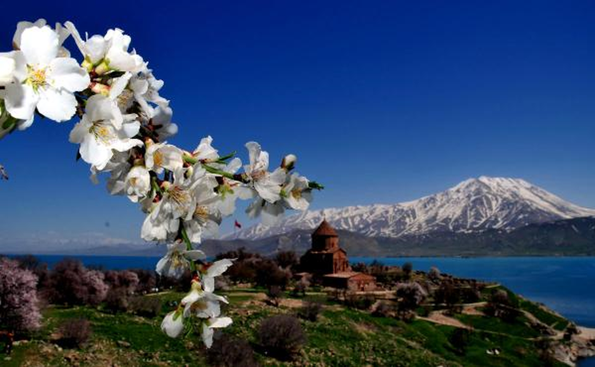Akdamar\'da Bahar Güzelliği