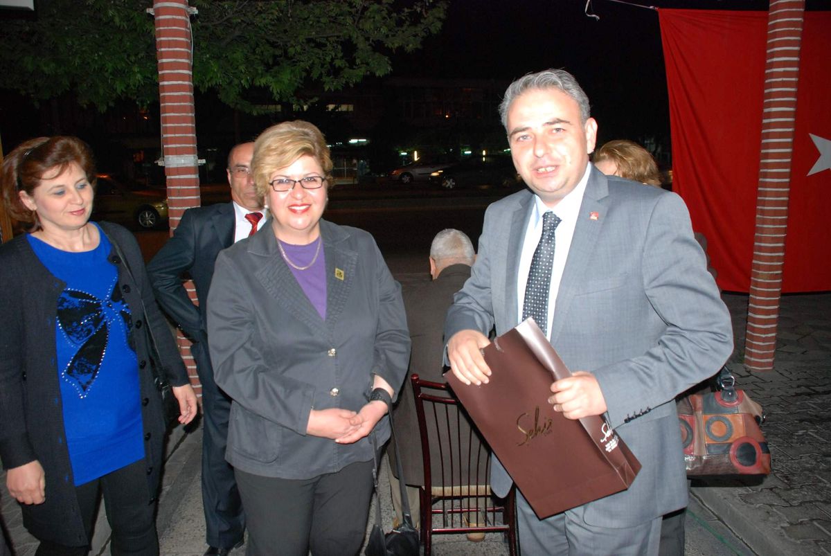 Akhisar Add\'den, CHP\'ye Kutlama Ziyareti