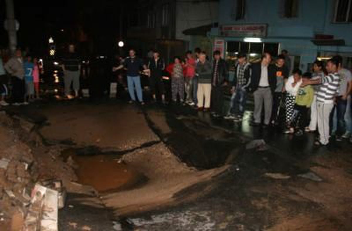 Ana Su Borusu Patladı, Yol Çöktü