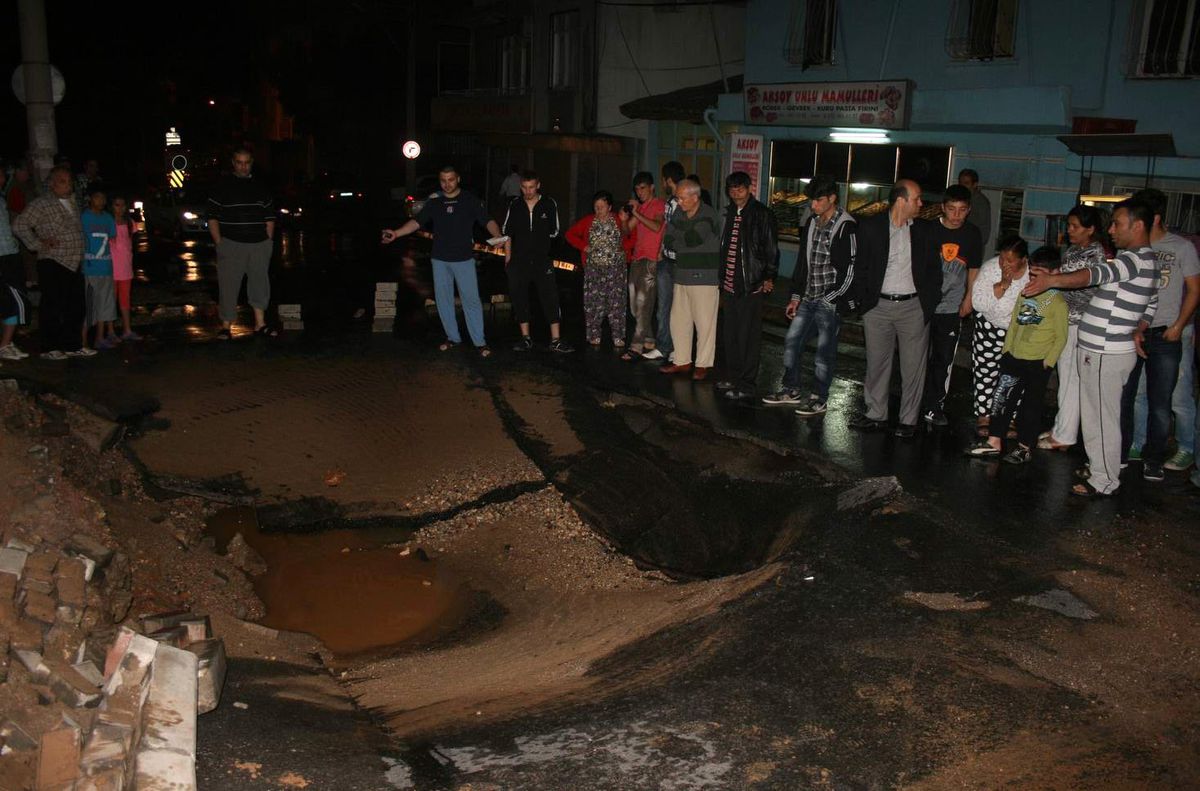 Ana Su Borusu Patlayınca Yol Çöktü