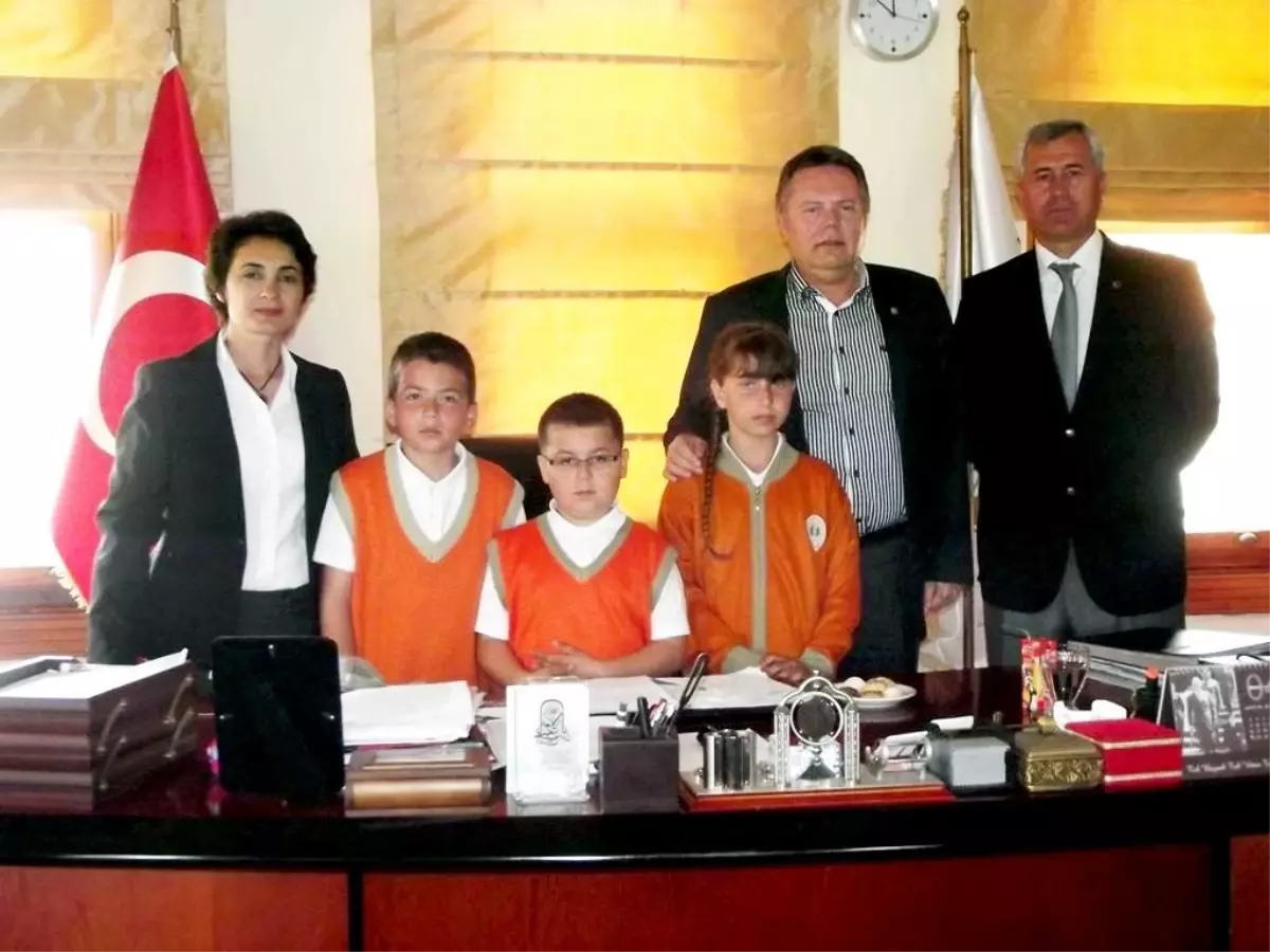 Ayvalık\'ta Çocuklar Kaymakam ve Belediye Başkanlığı Koltuğuna Oturdu