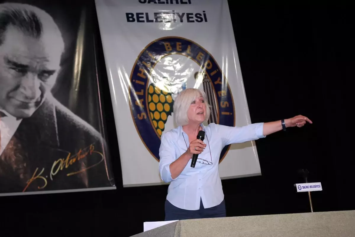 Banu Avar Salihli'de Konferansa Katıldı