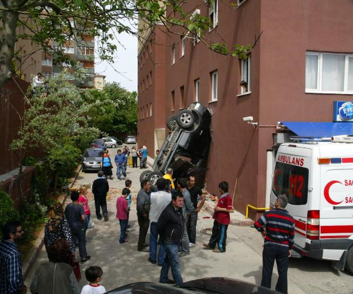 Cip Sürücüsü Gaza Fazla Yüklenince 5 Metreden Aşağı Uçtu