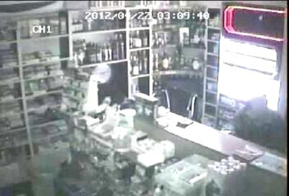 Güvenlik Kamerasına Yakalanan Hırsızından Şaşırtan Savunma: 3 Kişi Bana Zorla Hırsızlık Yaptırdı