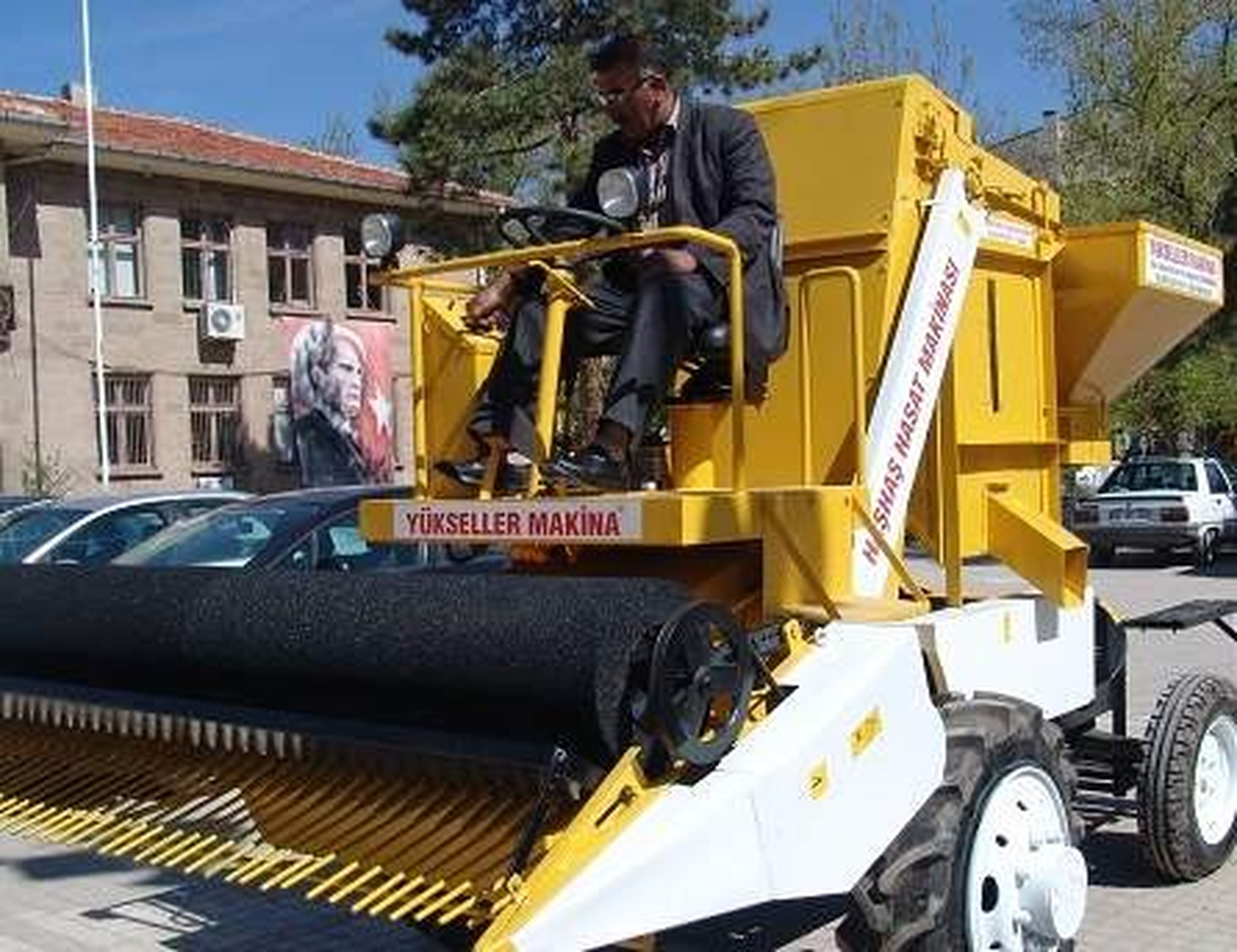 Haşhaş Hasat Makinesi Çiftçiye Tanıtıldı