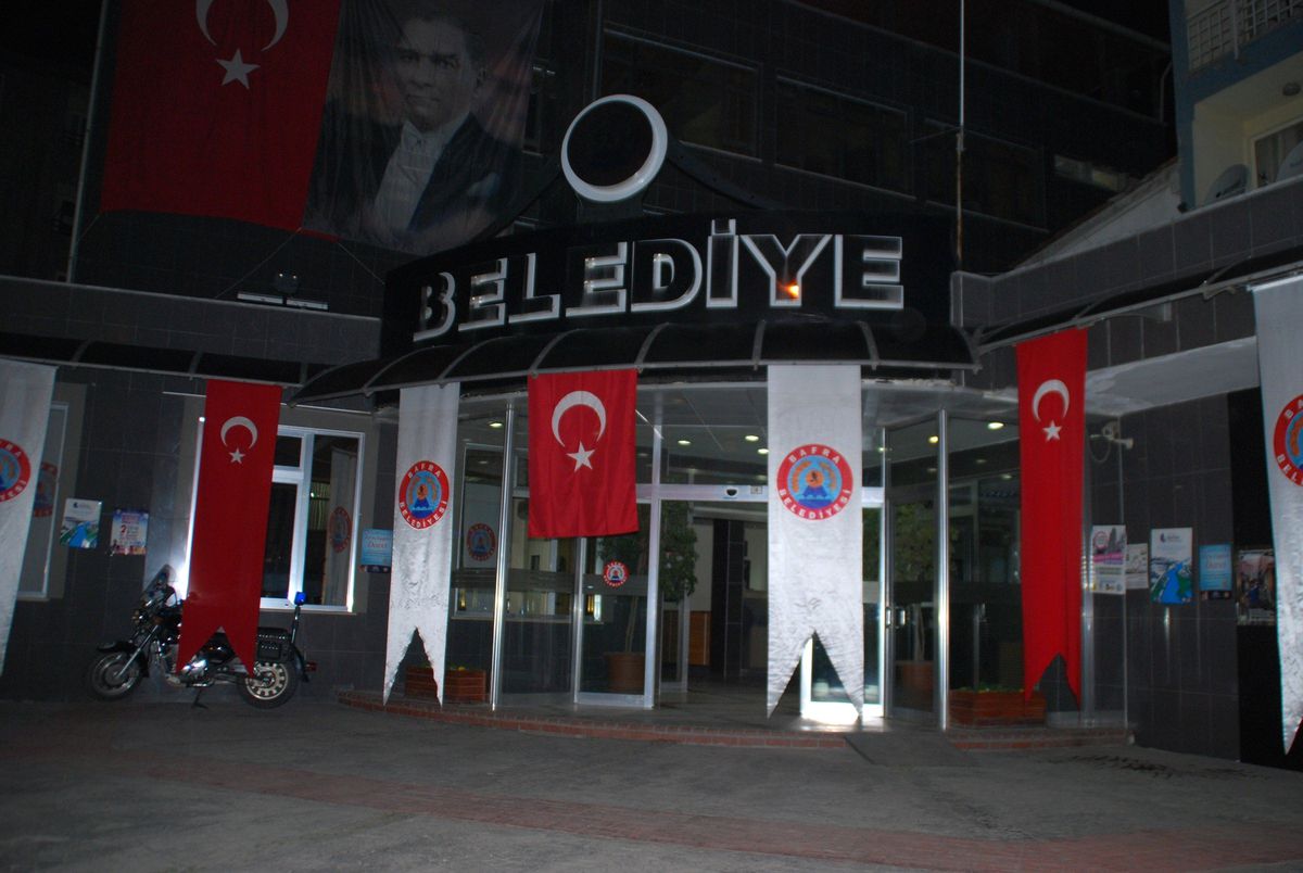 İşe Alınmayan Genç Belediyenin Camlarını Kırdı