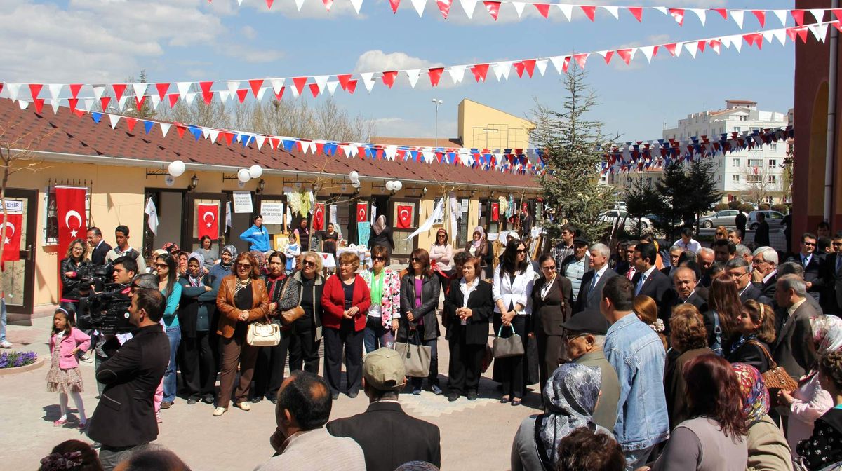 Kırşehir'de Kadın El Emeği Pazarı Açıldı