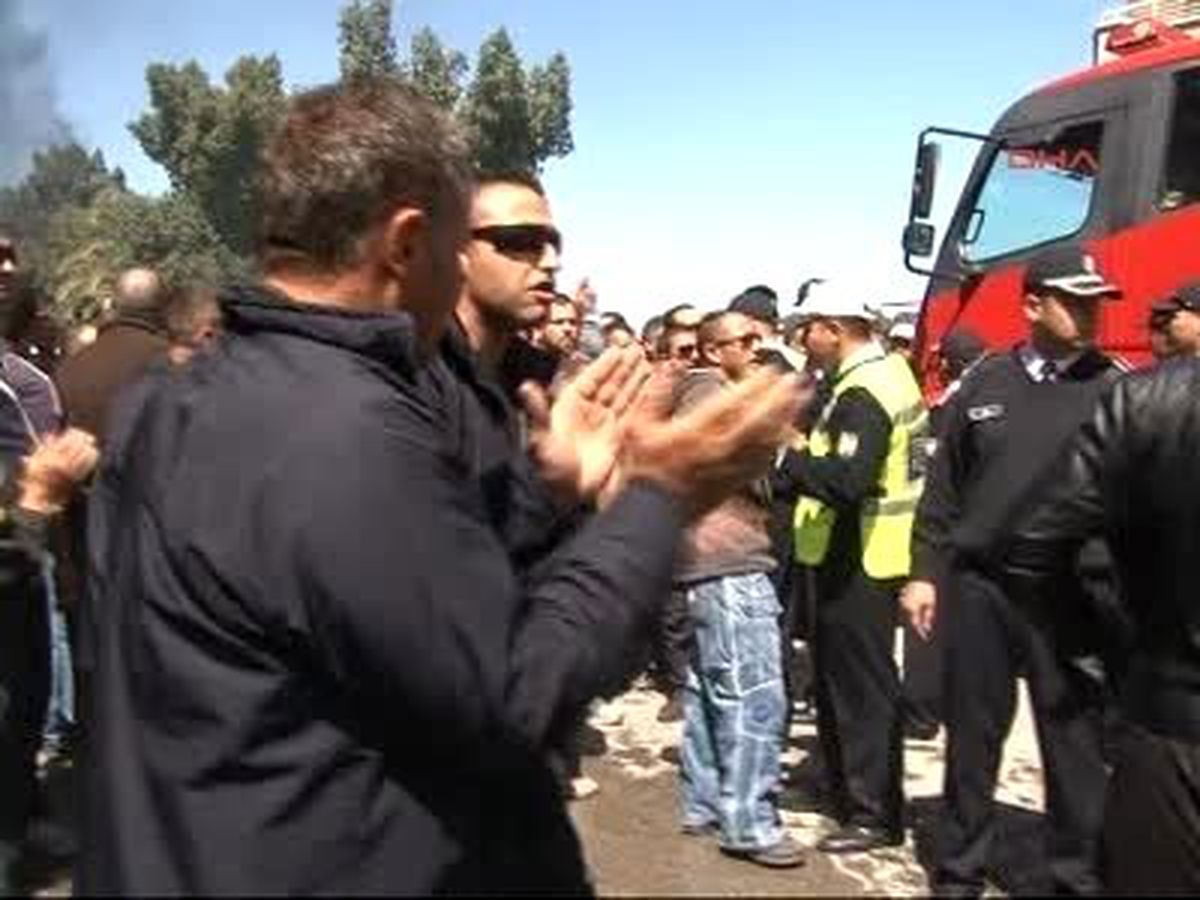 KKTC\'de İşçiler Belediye Binasına Girmek İstedi